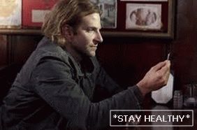 персонаж из фильма, который решает есть ему волшебную таблетку или нет