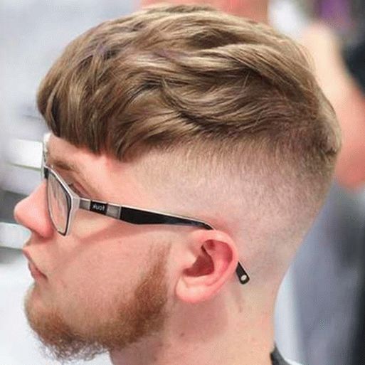 Muška frizura sa obrijanim stranama za tinejdžere